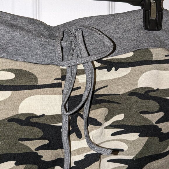 Drawstring camo shorts NWT size medium - Picture 2 of 4
